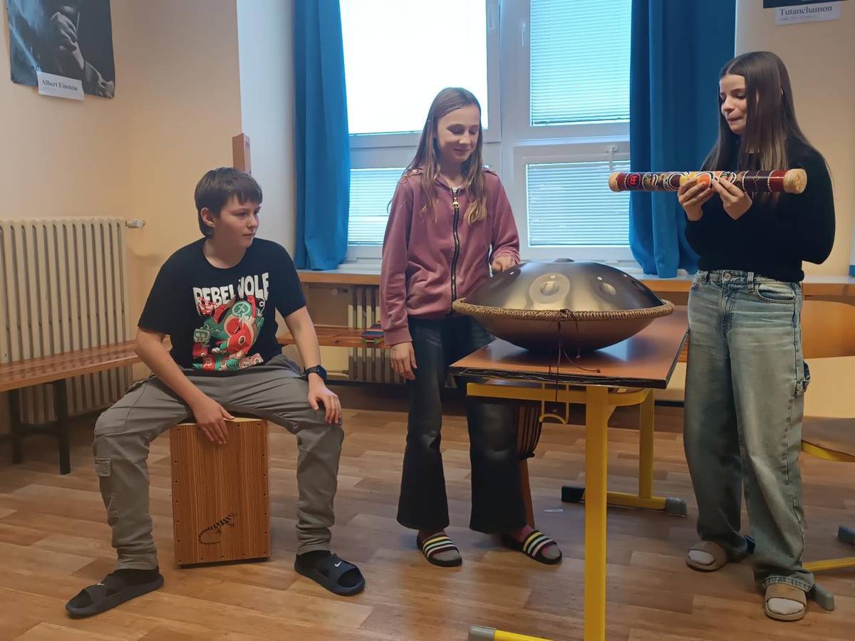 Láska, strach, soucit, radost..žáci si na hudebce vyzkoušeli, jaké to je ztvárnit emoce pomocí hudebních nástrojů:-)