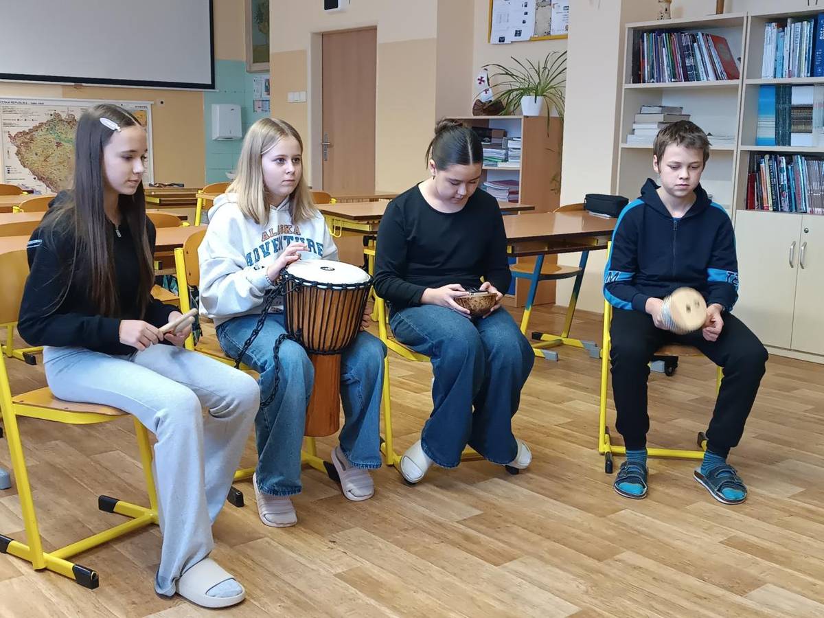 Láska, strach, soucit, radost..žáci si na hudebce vyzkoušeli, jaké to je ztvárnit emoce pomocí hudebních nástrojů:-)