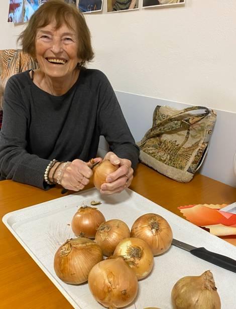 Klienti v rámci volnočasových aktivit rozvíjejí svou kreativitu při tvoření a pletení, zkouší nové techniky a tvoří drobné i praktické výrobky.     Současně pomáhají s přípravou surovin pro kuchyni, například loupáním cibule. Společně tak tvoříme, pomáháme a sdílíme radost z každodenních činností.