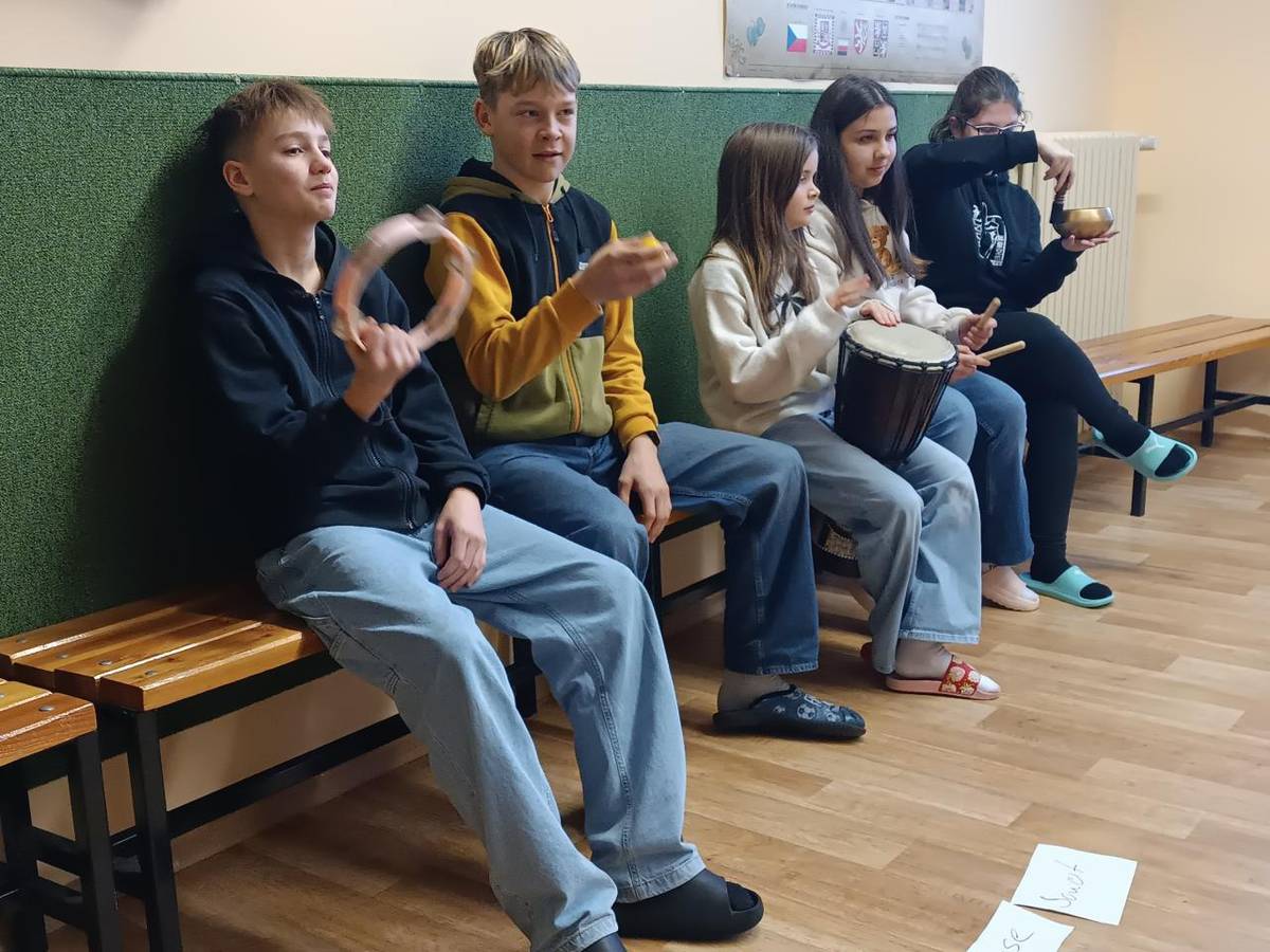 Láska, strach, soucit, radost..žáci si na hudebce vyzkoušeli, jaké to je ztvárnit emoce pomocí hudebních nástrojů:-)