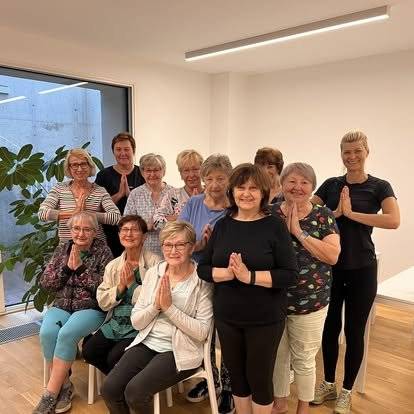 CHODOV (29. 1. 2026) - Přijďte vyzkoušet jógu vsedě – cvičení speciálně určené pro seniory, které pomáhá ulevit tělu a zároveň přináší pohodu i klid na duši. Lekce probíhají pohodlně na židli, bez nutnosti klekat nebo ležet na zemi. Cvičení je jednoduché, bezpečné a přizpůsobené možnostem každého účastníka. Kdo vás povede? Lekcemi provází Kamila Vomastová – zdravotní sestra a certifikovaná lektorka jógy, která má s prací se seniory bohaté zkušenosti. Její přístup je trpělivý, laskavý a individuální – nikdo se nemusí bát, že by něco „nezvládl“. Všichni cvičí podle svého tempa a možností. Lekce probíhají pravidelně v Chodově v prostorách městské knihovny – v příjemném a klidném prostředí. Vždy v pátek, od 9:00 hod. Lekce trvá 45 minut, včetně závěrečné relaxace. Lekce jsou ZDARMA. Rozpis nejbližších lekcí: 20.2., 13.3., 20.3., 10.4., 17.4. Chcete se na něco zeptat? Zde je kontakt přímo na lektorku Tel: 723911223   www.kamayoga.cz  Co vám jóga vsedě přinese? • Uvolní záda, krk a ramena • Zlepší pohyblivost kloubů • Podpoří stabilitu a rovnováhu • Zklidní mysl, zmírní stres a napětí • Zlepší dýchání a spánek • Dodá dobrou náladu  Pohyb léčí. I malý krok může znamenat velkou změnu. Přijďte mezi nás.