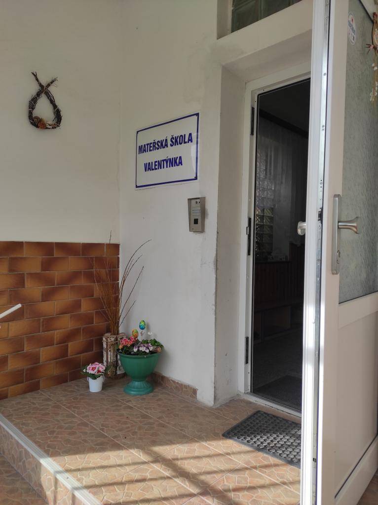 Vážení rodiče a děti, zájemci o naši MŠ,  zveme vás na Den otevřených dveří dne 25.2.2026 od 15hod.-16hod. Můžete si prohlédnot prostory MŠ, zeptat se na to, co vás zajímá, v horní budově bude přítomna i ředitelka a budete si zde moci vyzvednou tištěné formuláře k zápisu.