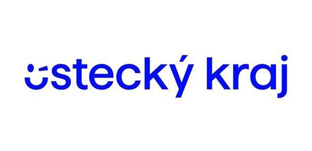 Město Chabařovice v roce 2025 úspěšně realizovalo první běh projektu „Město s cílem: Prevence kriminality skrze volnočasové aktivity“, který je spolufinancovaný dotací Ústeckého kraje. Projekt probíhal od června do prosince a přinesl dětem a mladým lidem bezpečný prostor pro trávení volného času, prevenci rizikového chování a podporu pozitivních vztahů v komunitě. Cílem projektu je posílit prevenci kriminality a předcházet rizikovému chování zejména u dětí a mládeže prostřednictvím pravidelných volnočasových aktivit. Město tím reaguje na situaci, kdy část mladých lidí nevyužívá běžně dostupné organizované kroužky či sportovní oddíly a tráví volný čas bez vedení. Právě to může vést ke konfliktům, vandalismu a dalším nežádoucím jevům ve veřejném prostoru. V rámci projektu byli ve městě zaměstnáni celkem čtyři pracovníci – preventisté, kteří se zaměřují na přímou práci s dětmi a mládeží a na podporu bezpečného prostředí v místech, kde se mladí lidé nejčastěji scházejí. Tři z těchto pracovníků již splňují kvalifikační požadavky dotačního programu. Preventisté děti aktivně oslovují, motivují je k zapojení do programu a pomáhají jim najít vhodnou formu trávení volného času. Během prvního běhu projektu, který probíhal od června 2025 do prosince 2025, se podařilo uskutečnit celkem 102 aktivit. Do těchto aktivit se zapojilo celkem 1 476 dětí, přičemž mnoho z nich se programu účastnilo opakovaně. Věk účastníků se pohyboval převážně v rozmezí 5 až 17 let. Aktivity se konaly na několika místech ve městě i jeho okolí. Nejčastěji probíhaly v Chabaklubíku, který využívá prostory Staré radnice, dále ve sportovním areálu města, v hasičské zbrojnici, v tělocvičně školy a také venku v prostoru města a okolní přírody. Program byl zaměřen hlavně na sportovní a tvořivé činnosti, doplněné výlety, společnými setkáními a dalšími aktivitami, které dětem umožnily trávit volný čas aktivně, bezpečně a v podporujícím kolektivu. Město Chabařovice vnímá výsledky prvního běhu projektu jako důležitý krok ke zlepšení prevence kriminality i k podpoře zdravého a smysluplného rozvoje dětí a mladých lidí. Projekt zároveň posiluje komunitní život ve městě a přispívá k tomu, aby veřejný prostor zůstával bezpečný a příjemný pro všechny obyvatele.