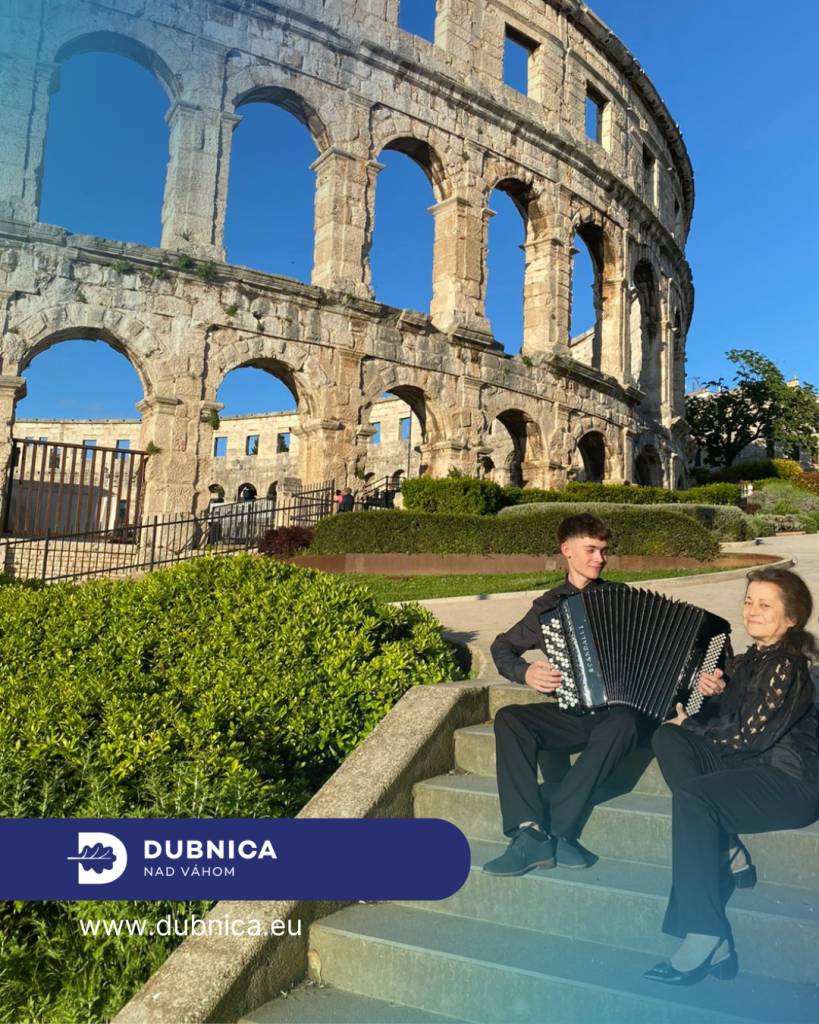 Pani učiteľka Holá je výnimočným pedagógom na Základnej umeleckej škole v našom meste. ZUŠ bola a stále zatiaľ je jej prvé pracovisko. Na tejto škole pôsobí už 35 rokov.