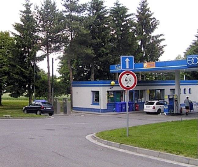 Hledáme komunikativní, zodpovědnou a ochotnou osobu s příjemným vystupováním jako obsluhu čerpací stanice EuroOil v Křižanově. Nabízíme: zajímavou a odpovědnou práci na HPP, krátký/dlouhý týden na ranní směnu, příjemný kolektiv, motivující finanční ohodnocení. Náplň práce: práce na pokladně, obsluha zákazníků, příjem zboží, uskladňování a doplňování zboží, úklid čerpací stanice. Své životopisy zasílejte na e-mail: zdenekpaulik@centrum.cz Bližší info na tel.: 774 130 357