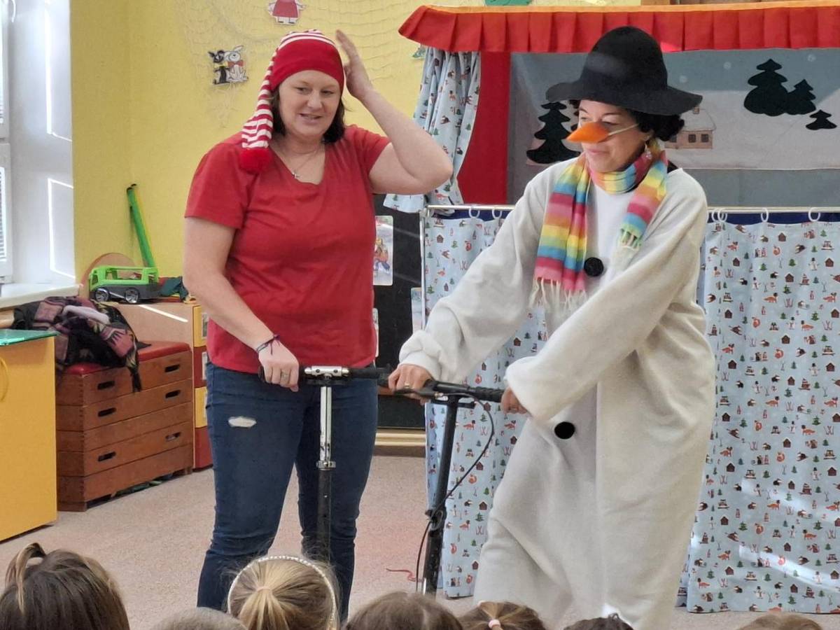 Dne 21. 1. navštívilo naši MŠ divadlo Koloběžka s "Popletenou zimní pohádkou", kde si děti zopakovaly hlavní znaky zimy.