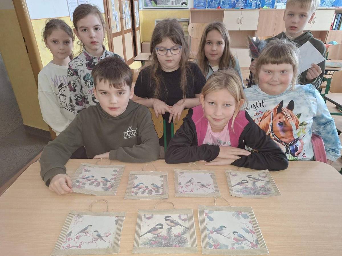 V lednovém kroužku si děti vytvořily zimní rustikální obrázek s ptáčky, skřítka z vlny a umělé kožešiny.