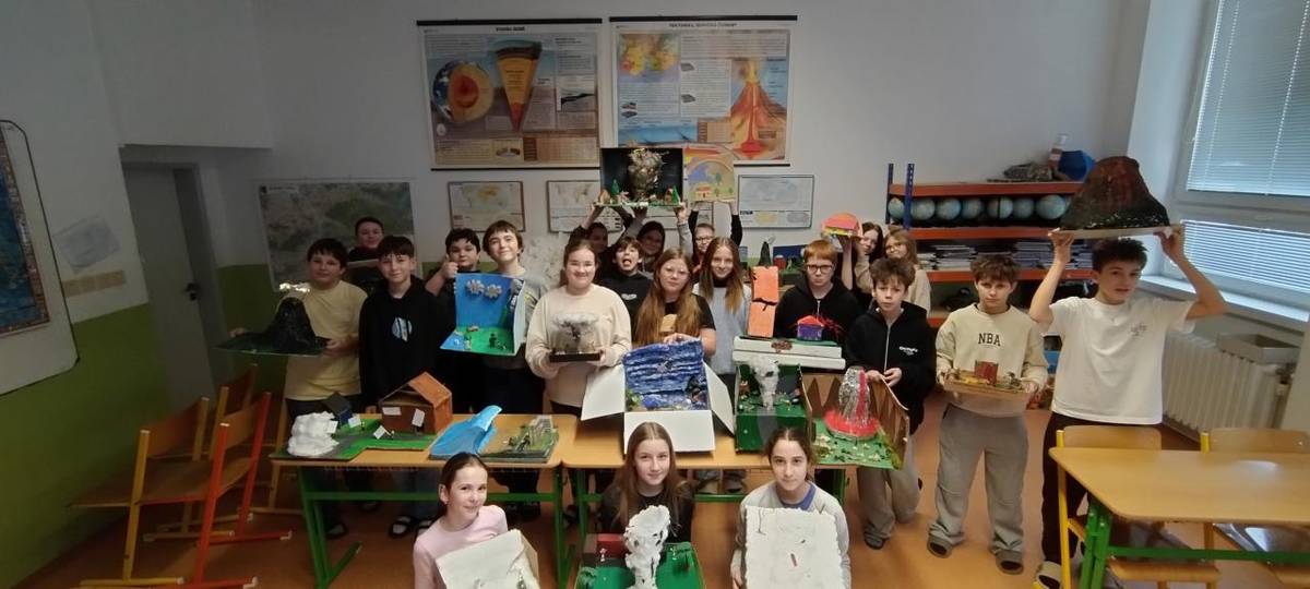 Šestáci se hodině zeměpisu proměnili v malé tvůrce a vědce. Každý žák připravil trojrozměrný model některého přírodního jevu — sopku, tornádo, tsunami, duhu, lavinu a další — a výsledky svého snažení poté prezentoval před třídou.