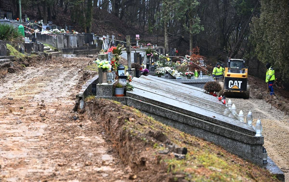 V súvislosti s prebiehajúcimi stavebnými prácami na cintoríne v rámci projektu „Vodozádržné opatrenia v meste Trenčianske Teplice II“ žiadame návštevníkov cintorína, aby v záujme vlastnej bezpečnosti rešpektovali dočasné obmedzenia pohybu.  Prosíme verejnosť, aby: obmedzila pohyb v dotknutom území, nevstupovala na stavenisko, rešpektovala pokyny správcu cintorína a stavbyvedúceho. Ďakujeme za pochopenie a ohľaduplnosť.