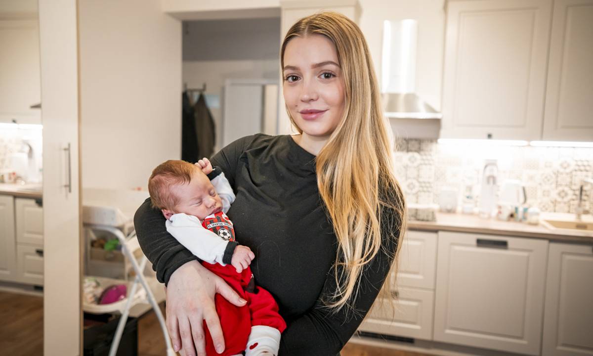 Hoci sa vo Fakultnej nemocnici rodili deti už od Nového roka, na prvé dieťatko s trvalým pobytom sme tento rok čakali až do 5. januára Bola ním Karolína Jančovičová, ktorá prišla na svet s mierami 3 150 g a 49 cm. Prvú Trnavčanku roku 2026 prišli za Mesto Trnava oficiálne privítať viceprimátorka Eva Nemčovská a prednostka mestského úradu Katarína Koncošová. Rodičom novorodeniatka, Daniele Majnerovej a Alexandrovi Jančovičovi, odovzdali darčeky vrátane finančného príspevku, ktorým mesto každoročne odmeňuje svojich prvých občanov. Rok 2025 v Trnave z pohľadu demografie Počet obyvateľov Trnavy bol v roku 2025 približne rovnaký ako rok predtým. K 30. januáru 2026 je za uplynulý rok evidovaných 62 744 Trnavčanov, na matriku však ešte stále priebežne chodia nové údaje a dáta sa preto každý deň mierne odlišujú. Ak vychádzame z čísel aktuálnych v dnešný deň, na konci roka 2025 žilo v Trnave s trvalým pobytom 32 773 žien a 29 971 mužov. V minulom roku sa narodilo 459 nových obyvateľov mesta, navždy nás opustilo 644 Trnavčanov. Momentálne najstarší občan má 103 rokov. Medzi novorodeniatkami vlani viedli dievčenské mená Ema, Eliška, Hana, Olívia a Viktória, z chlapčenských Jakub, Šimon, Adam, Dávid a Oliver. Vyskytli sa však aj netradičné mená ako Azzaya, Ceilidh, Destiny, Zahmara či Zev, Viktorio, Sören a Elián. Najčastejšími menami v Trnave sú naďalej Mária a Peter. Sobáš v Trnave v roku 2025 uzavrelo 271 párov, z toho 93 cirkevnou formou a 178 občianskou. Podrobné údaje, ktoré sa každý deň aktualizujú, nájdete na portáli egov.trnava.sk v sekcii Demografia.