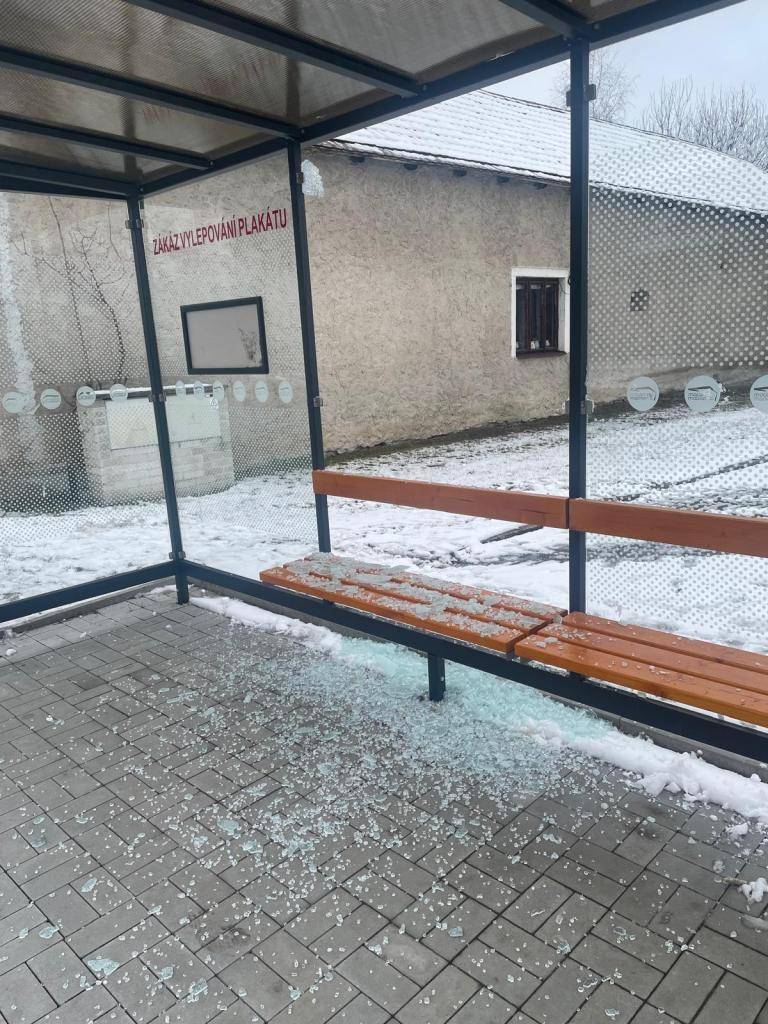 Ve dnech 30.1.2026 , nebo  31.1.2026 došlo k poškození autobusové zastávky směr Kolín – rozbité zadní sklo. Takové jednání jednoznačně odsuzujeme.