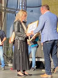 Kristýna přebírá cenu