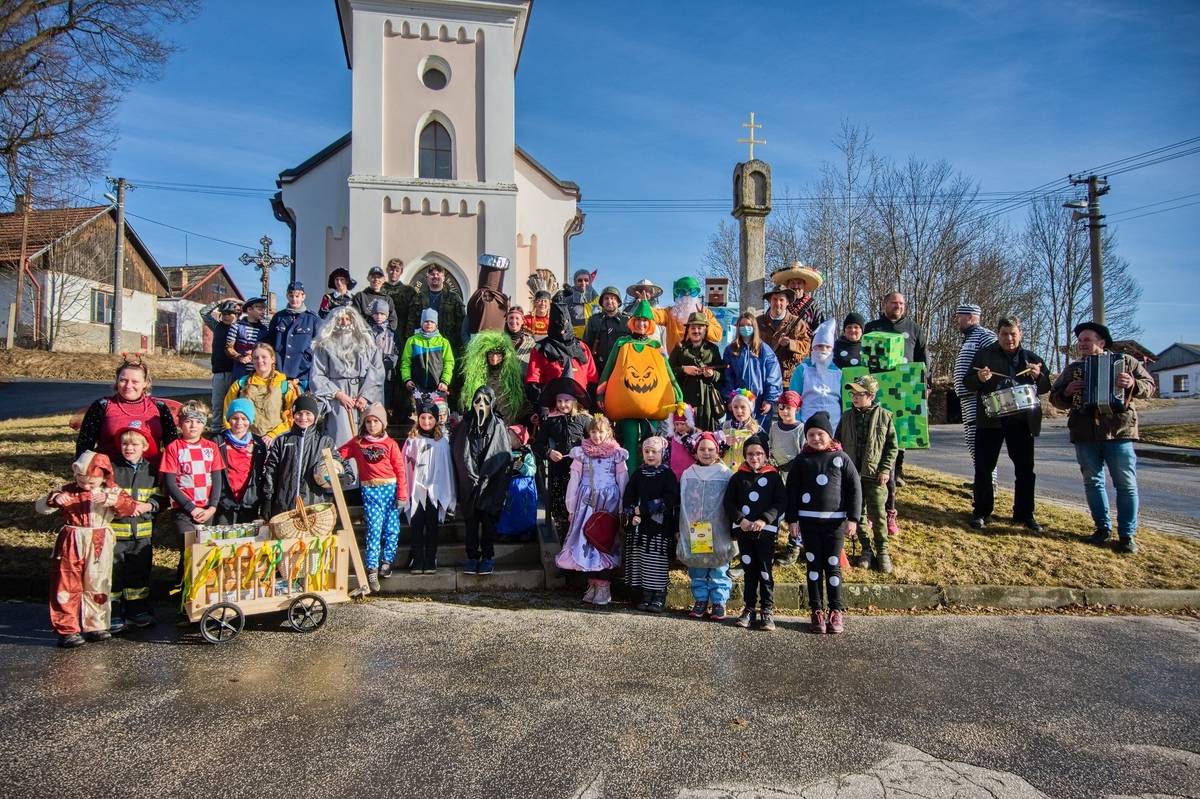 V sobotu 14. 2. 2026 se koná v Kojčicích tradiční MASOPUSTNÍ PRŮVOD.  Sraz v 9,30 hodin v hostinci. Těšíme se na všechny maškary, maškarky a maškaráky. V roce 2024 jste byli všichni úžasní! Průvod začíná na Boučí a pokračuje se dále po celé vesnici. Po ukončení průvodu vás všechny srdečně zveme na pohoštění do Hospůdky u Plhů.