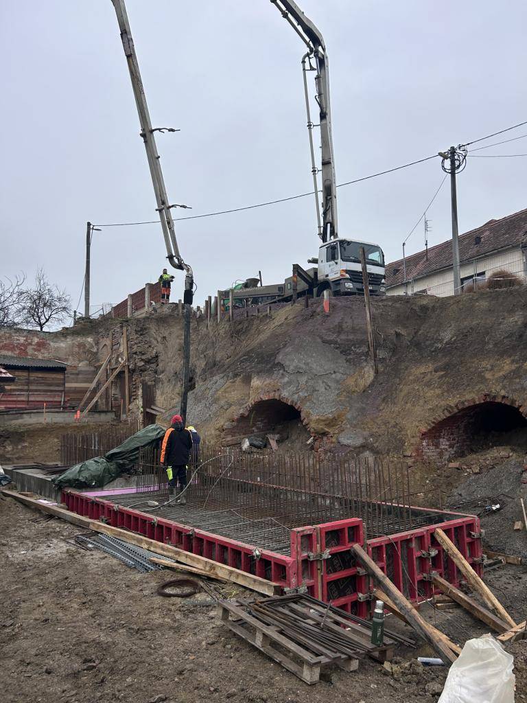 Pokračování výstavby.