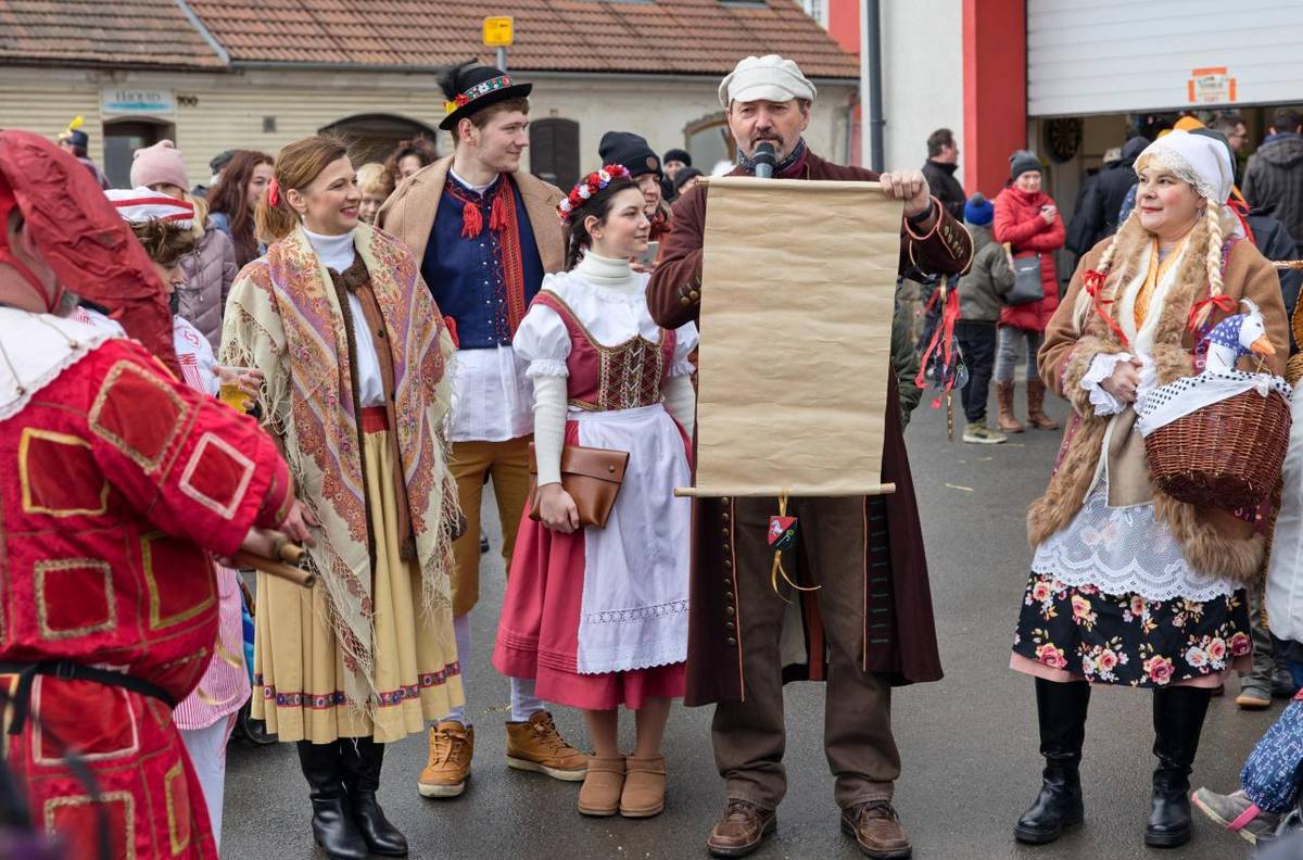 Pojďme si společně připomenout atmosféru prvního obnoveného masopustu v roce 2023 – ať víte, do čeho jdete ????.