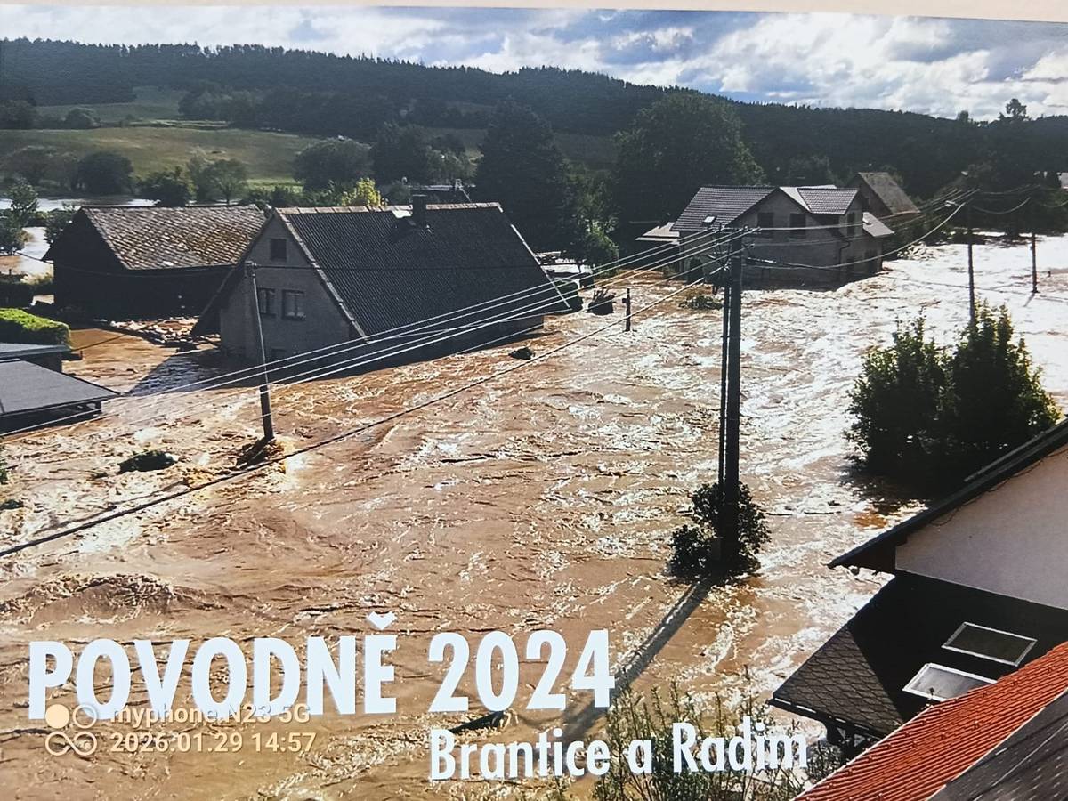 Zveme vás do obecní knihovny v Kulturním domě v Branticích, kde je aktuálně k vidění výstava nejsilnějších fotografií z povodní 2024, které zachycují dramatické okamžiky, jež zasáhly naši obec.    Výstava je určena těm, kteří neměli možnost prohlédnout si fotografie během prosincové prezentace protipovodňových opatření – teď máte příležitost vše vidět v klidu a znovu si připomenout, proč je ochrana před povodněmi tak důležitá.     K dispozici je také brožura Povodně 2024, kterou si můžete zdarma odnést jako vzpomínku.     Knihovna je otevřena každý čtvrtek od 14:30 do 16:30 hodin.     Neváhejte využít této příležitosti k zamyšlení i vzpomínce – výstava určitě stojí za vaši návštěvu