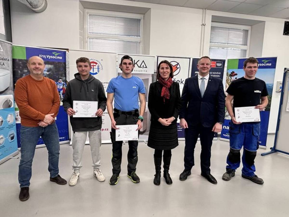 Šest středních škol z Vysočiny vyslalo své dva nejlepší žáky oboru instalatér do regionální soutěže Učeň instalatér 2026. V silné konkurenci si nejlépe vedl Aleš Prokůpek ze Střední školy stavební Jihlava, který se stal nejlepším učněm instalatérem Kraje Vysočina. Gratulujeme a držíme palce v celostátním kole! 👏 Soutěž nebyla vůbec jednoduchá. Budoucí instalatéři si museli poradit s montáží umyvadel a WC, pájením, prací s plastem, tlakovými zkouškami i řadou dalších úkolů. Kromě šikovných rukou prověřil jejich znalosti také odborný test s 80 otázkami. Výsledky krajského kola: 🥇 1. místo – Aleš Prokůpek, Střední škola stavební Jihlava 🥈 2. místo – Vojta Choutka, Střední průmyslová škola stavební ak. St. Bechyně Havlíčkův Brod 🥉 3. místo – Jan Štěpánek, Střední škola řemesel a služeb Moravské Budějovice