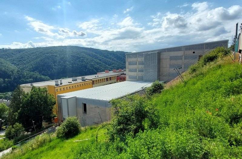 Ve středu 4. 2. 2026 v 8:00 hod. bude zahájen příjem žádostí o místa v parkovacím domě Sadová. Žádosti musí být v souladu se schválenými Pravidly pronájmu parkovacích míst v Parkovacím  domě, Adamov – 1 etapa. Jedná se o 4 místa pro vozidla na benzin + naftu + elektro a 1 místo pro vozy invalidních občanů. Bližší informace, včetně formuláře žádosti, naleznete na webových stránkách Města Adamova, případně je možno si je vyzvednout na Odboru správy majetku Města Adamov. Příjem žádostí bude ukončen 18. 2. 2026 ve 24:00 hod.