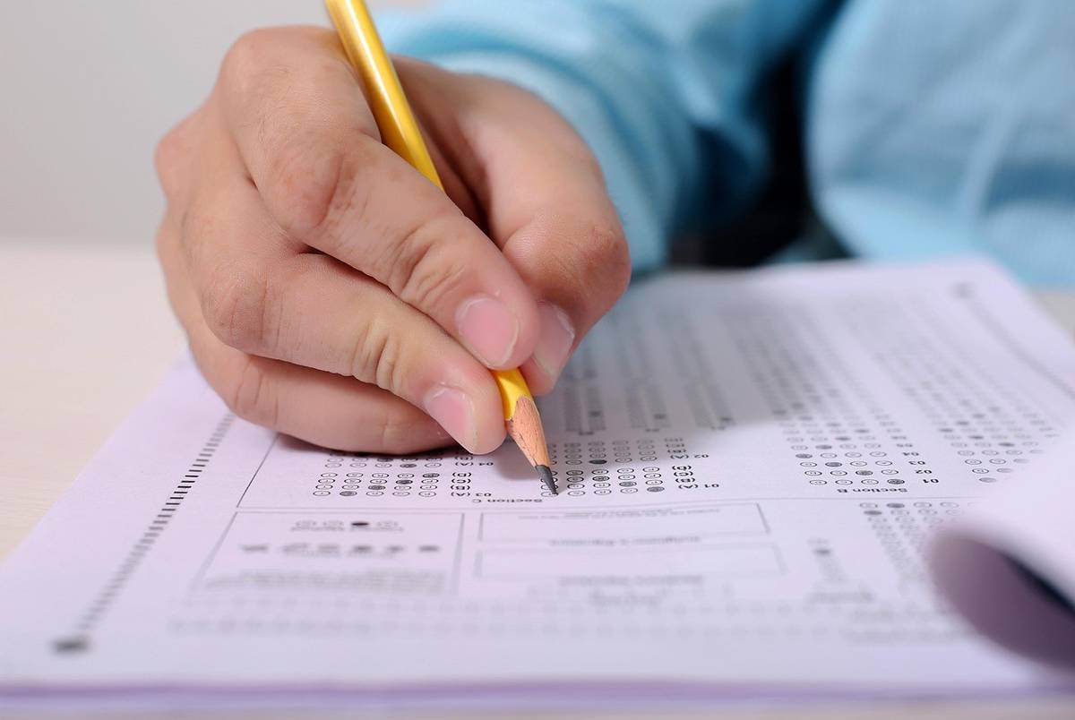 Tazatelé Českého statistického úřadu letos opět vyrazí do domácností po celé České republice. Od 31. ledna do 21. června uskuteční výběrové šetření Životní podmínky 2026 (EU-SILC), jehož cílem je zjistit, jak se v Česku žije.  Šetření se zaměří na sociální a ekonomickou situaci domácností a přinese důležitá data o životní úrovni obyvatel, příjmech či míře materiálního zabezpečení. Výsledky slouží nejen pro tuzemské analýzy, ale také pro srovnání v rámci evropských zemí. Do letošního šetření bude na území celé České republiky zahrnuto 11 368 domácností, z nichž se 6 618 zapojilo už v předchozích letech. Osloveny budou náhodně vybrané domácnosti, které navštíví vyškolení tazatelé Českého statistického úřadu. Účast v šetření je dobrovolná, zároveň však hraje klíčovou roli – řadu informací totiž není možné získat jiným způsobem. Tazatelé se při návštěvě vždy prokážou oficiálním průkazem ČSÚ, jejich totožnost je možné ověřit také na webových stránkách úřadu. Veškeré zjišťované údaje jsou anonymní a přísně chráněné v souladu s platnou legislativou a nařízením GDPR. Více informací naleznete na stránkách Českého statistického úřadu. Ilustrační foto: pixabay