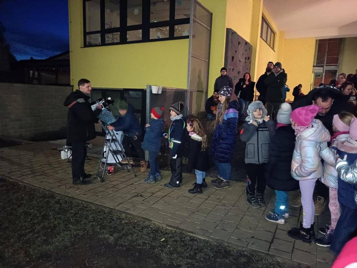 V úterý 27. ledna jsme po roce opět uskutečnili setkání s panem astronomem Stejkorou. Účast byla i letos velmi vysoká, za což bychom chtěli všem srdečně poděkovat.