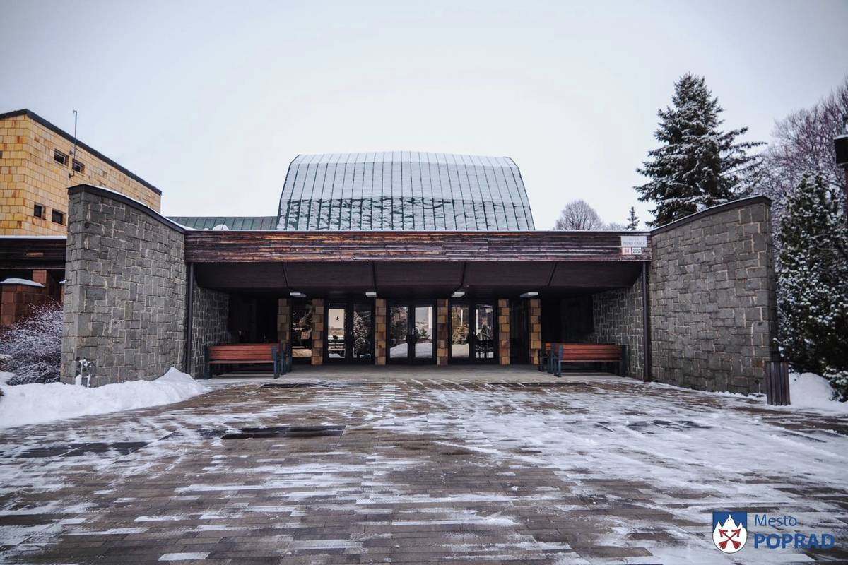Mesto v uplynulom období zrealizovalo úpravy interiéru Domu smútku na cintoríne vo Veľkej s cieľom zlepšiť podmienky pre priebeh smútočných obradov a zvýšiť celkový komfort účastníkov na smútočných obradoch.  Pôvodné lavice boli nahradené novými lavicami z masívneho dreva, ktoré sú nielen pohodlnejšie, ale aj esteticky vhodnejšie do priestoru Domu smútku a vďaka kvalitnému materiálu by mali mať dlhú životnosť.  „Dlhodobo sme evidovali viacero podnetov od účastníkov smútočných obradov, ktorí poukazovali na nepohodlnosť pôvodných lavíc. Keďže staré sedenie slúžilo v Dome smútku ešte od jeho otvorenia, oprávnene si už zaslúžilo výmenu,“ uviedol konateľ Pohrebno-cintorínskych služieb Poprad, Marek Budzák.  Súčasťou realizovaných úprav bola aj výmena stojana na živé kvety, stolíkov a stojanov na vence.