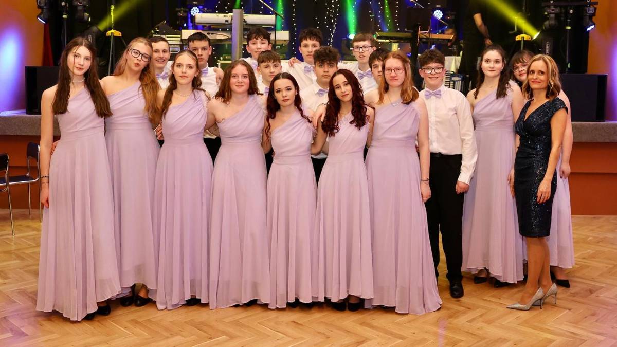 Žáci 9. třídy zahájili jako každoročně 11. Školní ples ZŠ Budišov tancem, který ve volném čase trénovali bezmála od začátku školního roku.