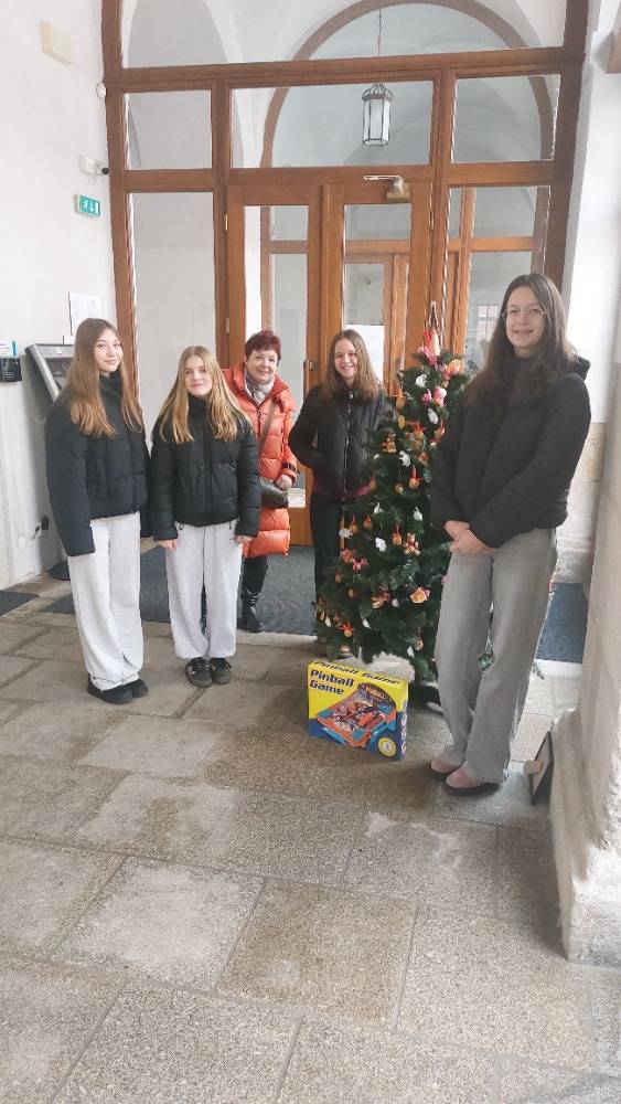 Naše škola obsadila 2. místo v soutěži o nejhezčí vánoční stromeček v Muzeu fotografie v Jindřichově Hradci.