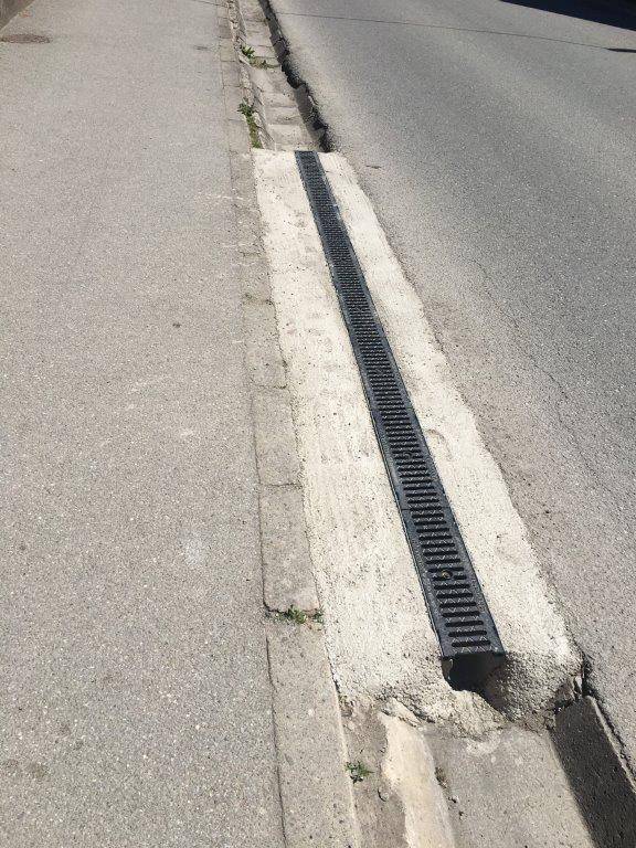 Na plynulý a bezpečný vjazd z cesty 3.triedy boli vybudované prechody z betonových tvárnic. Sú bezpečné aj pre chodcov a cyklistov.