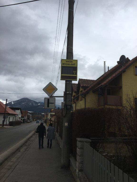 Z dôvodu zvýšenia bezpečnosti cestnej premávky a spomalenie neprispôsobivých vodičov boli nasadené na ceste 3.triedy v smere do a z T.Petra merače rýchlosti.