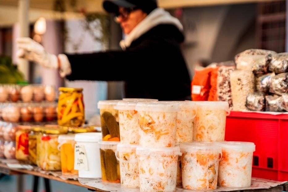 Ak vám už chýba pestrý sortiment z Mestského trhu, máme pre vás dobrú správu. Zimná pauza sa onedlho skončí a začne sa ďalšia predajná sezóna.     Zeleninu, ovocie, domáce výrobky či doplnky do domácnosti si od svojich obľúbených predajcov budete môcť nakúpiť už v piatok 13. a sobotu 14. februára na Trojičnom námestí medzi 7. a 12. hodinou.     Tešíme sa na vás!