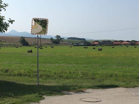 Píla Danek - vyriešenie neprehľadnej zákruty  Pani Jonášová - sprehľadnenie križovatky
