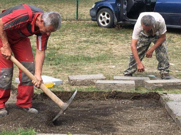 Z dôvodu využívania skratky medzi zdravotným strediskom a lekárňou bol na požiadanie starších občanov vybudovaný chodník, ktorý bezpečne spája prechod po tráve a následne eliminuje možnosť pošmyknutia sa..