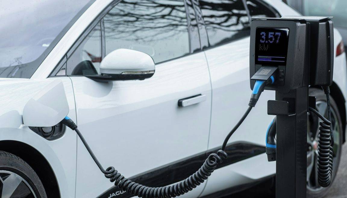 Zlín - Jak zajistit, aby elektromobilita ve městě fungovala v praxi a nejen na papíře? Technické služby Zlín a statutární město mají k dispozici novou Studii řešení elektromobility, která dává Zlínu konkrétní návod, jak v příštích letech systematicky rozvíjet veřejnou nabíjecí infrastrukturu. A to s důrazem na potřeby obyvatel, reálný provoz a dlouhodobou udržitelnost.