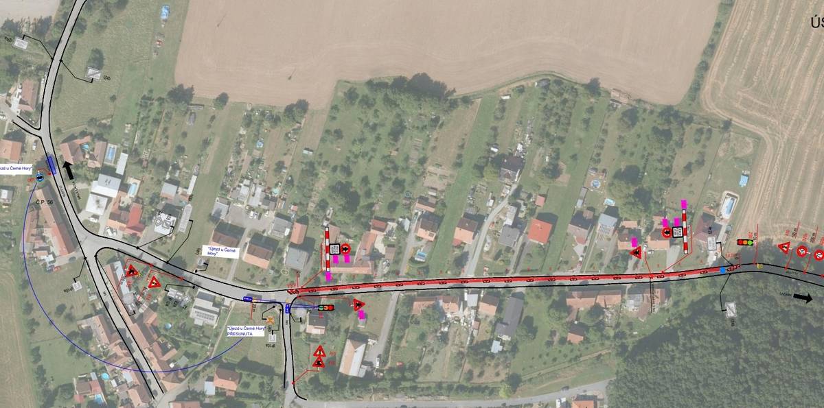 V rámci stavby obnovy sítě NN byly přes vánoční svátky a kvůli mrazům dočasně přerušeny výkopové práce. Vzhledem k počasí se znovu posunul termín návratu pracovních čet na stavbu. Uvidíme za týden či dva. Podařilo se mezitím zajistit mnoho věcí, jednou z nich je povolení dočasného dopravního značení na krajské komunikaci. V úseku od „Křižovatky“ po konec obce směrem na Lažany bude zavedena částečná uzavírka se semafory a přechodným dopravním značením. Provoz bude veden kyvadlově. Po celou dobu uzavírky bude zajištěn přístup k dotčeným domům a pozemkům, stejně jako průjezd vozidel IZS. Stavba bude dbát na to, aby se majitelé mohli dostat ke svým domům i automobily, s krátkodobými omezeními pouze při samotném výkopu. Autobusové zastávky budou dočasně přesunuty. -     zastávka směr Lažany – bude po celou dobu přesunuta k domu č. p. 56 -     zastávka směr Malá Lhota – v první fázi bude ponechána v původní poloze, ve druhé bude přesunuta naproti domu č. p. 73 Termín přesunu autobusových zastávek bude oznámen, jakmile to bude aktuální. Dopravní omezení má platnost do 17.5.2026, může být však časově upraveno podle průběhu prací, které jsou nyní závislé na počasí. Pokud narazíte na problém týkající se přístupu k vašemu domu, obraťte se na starostu či místostarostu, příp. přímo na stavbyvedoucího (p. Kasanický, tel.: 777 977 763). Chápeme, že dopravní omezení nejsou příjemná, a děkujeme za vaši trpělivost a ohleduplnost. Snahou je dokončit obnovu sítě NN co nejrychleji a s co nejmenším dopadem na život v obci.