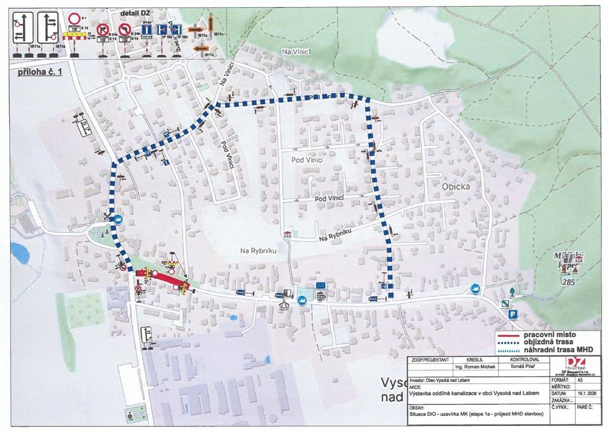 Práce na výstavbě nové dešťové kanalizace vstoupily do další fáze. Od pondělí 2. února je uzavřena místní komunikace od křižovatky dále do obce. Objízdná trasa pro osobní automobily a další dopravu bude vyznačena po jiných místních komunikacích. Občané bydlící v lokalitě dotčené stavbou budou informování operativně přímo pracovníky stavby tak, aby byli co nejméně omezeni.  DŮLEŽITÉ:   prosíme občany, aby co nejvíce omezili parkování automobilů ve vyznačené objízdné trase! Předpokládáme zde zvýšený provoz, a to včetně větších automobilů (Pošta, PPL, nákladní automobily na jiné stavby,...). Špatně zaparkované auto komplikuje údržbu komunikace, zejména teď v zimě, může dojít i k jeho poškození technikou údržby nebo projíždějícím větším automobilem! prosíme řidiče, aby po objízdné trase jezdili opatrně! Připomínáme, že trasa vede přes obytnou zónu, kde je nejvyšší povolená rychlost 20 km/hod. a přednost zprava! Autobusové spojení MHD nebude přerušeno, autobusy budou i nadále zajíždět na točnu dle běžného jízdního řádu a stavět na obvyklých zastávkách.  Děkujeme za pochopení. Stanovení úpravy a mapa objížďky je zde: Vyhláška, Situace