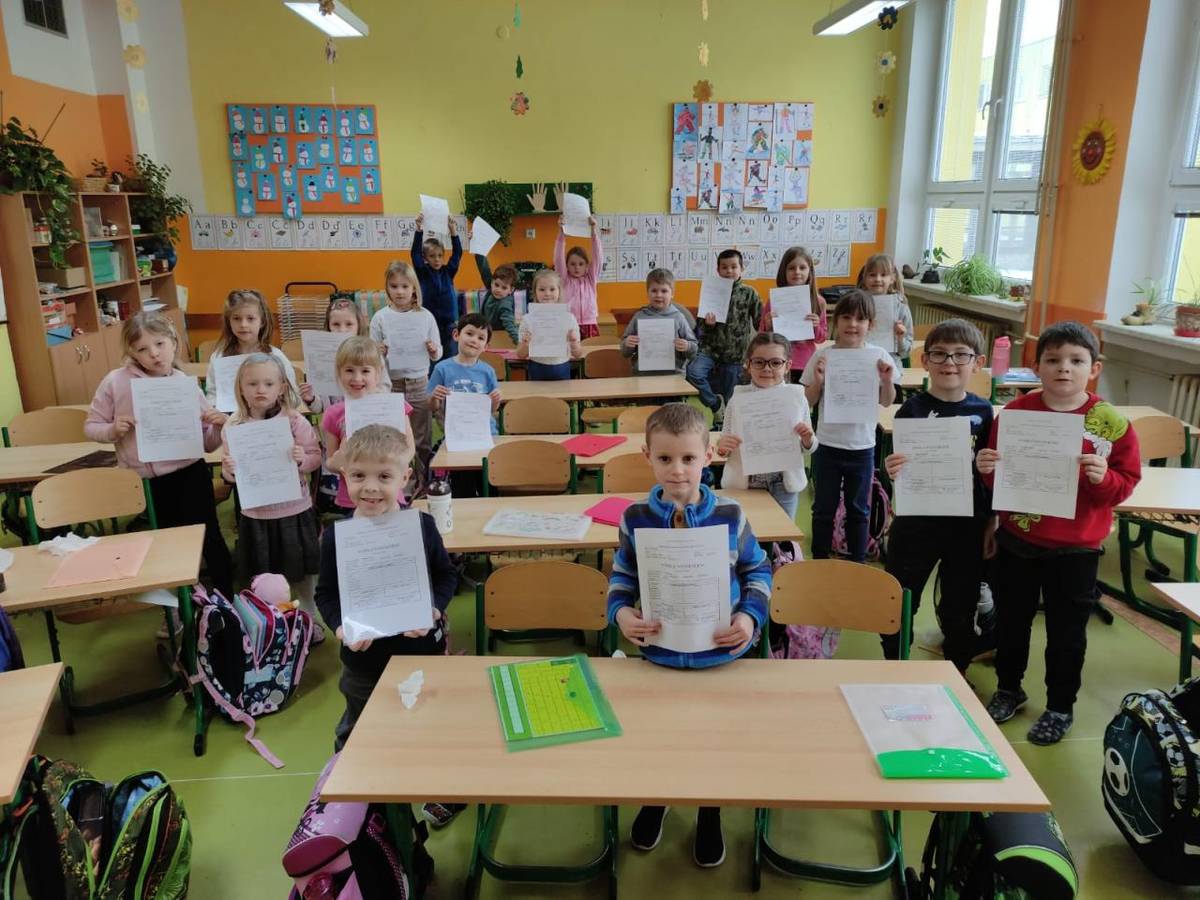 Ve čtvrtek 29. 1. 2026 byl velký den zejména pro naše nejmenší žáčky - prvňáčky a druháčky. Prvňáci dostali dokonce svoje úplně první vysvědčení a to byla velká radost. Pololetí tvrdé práce je za námi, tak hurá do 2. pololetí. Ať se všem daří! :-)