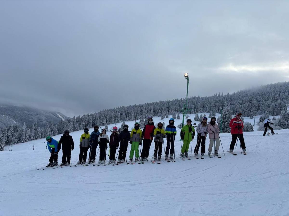 V sobotu 31.1. jsme vyrazili v plné polní na lyžařský výcvik do Malé Úpy. Po příjezdu jsme se společně ubytovali a zvládli první úkol, povlékání postelí. Odpoledne nás čekalo rozřazení do týmů a postupné posilování lyžařské techniky. Večerní hry si připravili žáci 9. ročníku.