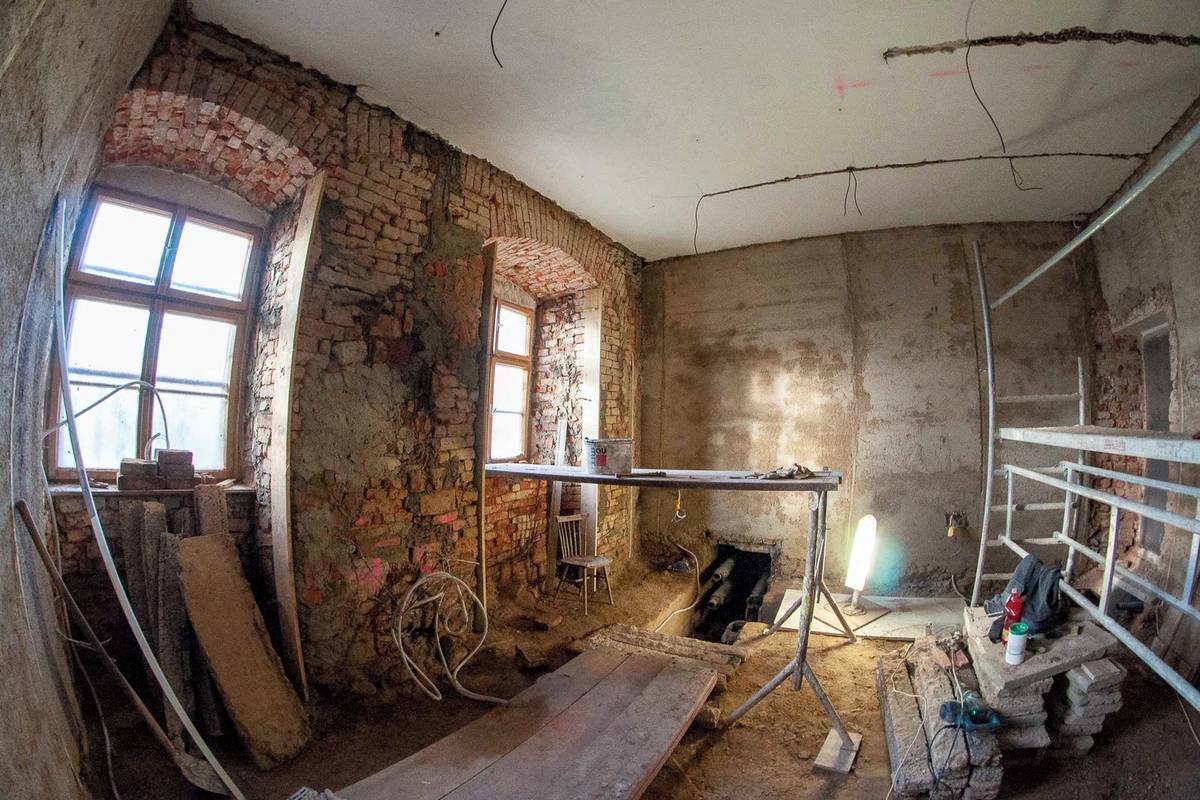 Jindřichovští patrioti mohou být spokojeni. Starosta Martin Korduliak 27. března 2025 při slavnostním zahájení obnovy a rekonstrukce zámku nemluvil jen tak do větru. Náročná rekonstrukce zámeckého nádvoří včetně ambitové chodby je dokončena. Je tu ale další, náročný cíl.