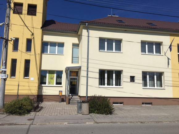 Z dôvodu bezpečnosti návštevníkov pošty a ďalších priestorov, do ktorých sa vchádza týmto vchodom, bol namontovaný ochranný prístrešok nad schodište.