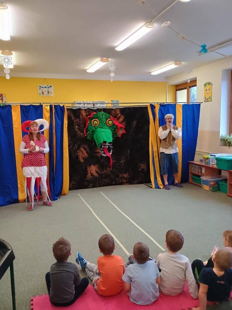 Tentokrát přivezlo divadlo tři veselé pohádky.