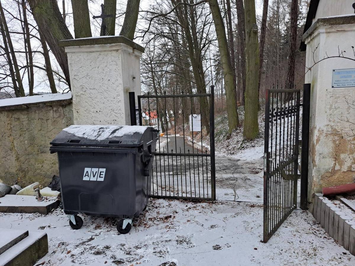 Nově byl na hřbitov umístěn nový kontejner na smíšený odpad, bude zde doplněn i kontejner na sklo a plast,  žádáme návštěvníky, aby odpad ze hřbitova již nevyhazovali na původní místo před hřbitovem a dodržovali pořádek, zejména žádáme, aby návštěvníci neodkládali nepotřebné věci za hrob.