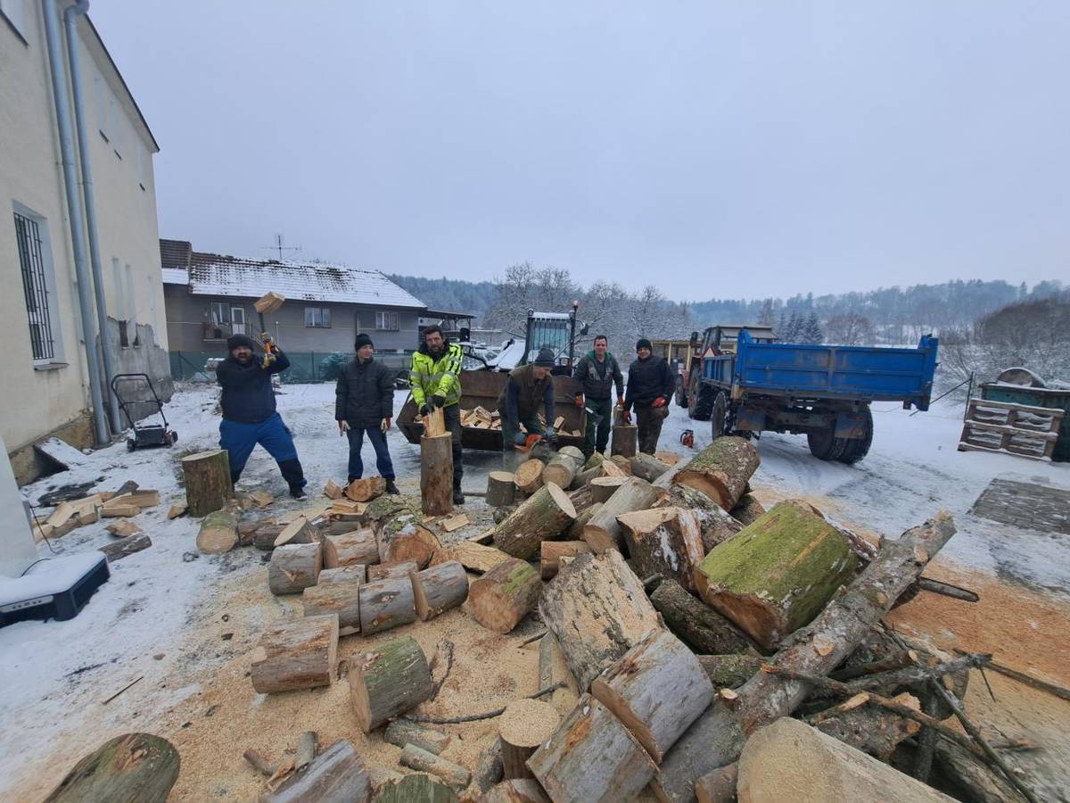 Poděkování ze strany obce patří místním hasičům a J. Vodenkovi za obětavou práci s nemalou přípravou dřeva na  sál Obecního úřadu Třeboc.