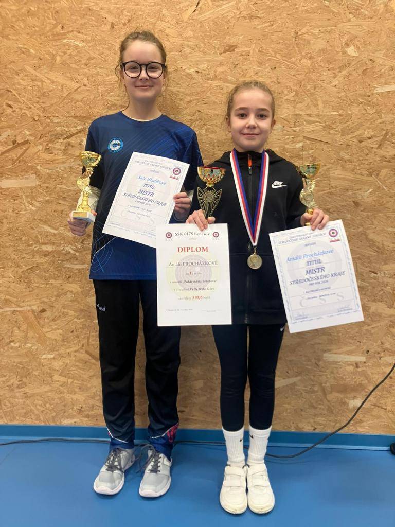 Na tradiční soutěži Pohár města Benešova, pořádané pod hlavičkou Českého střeleckého svazu, zaznamenaly výrazný úspěch dvě mladé sportovkyně z naší obce – Amálie Procházková a Sára Hladíková. Závod se konal 24.–25. ledna 2026 v Benešově.
