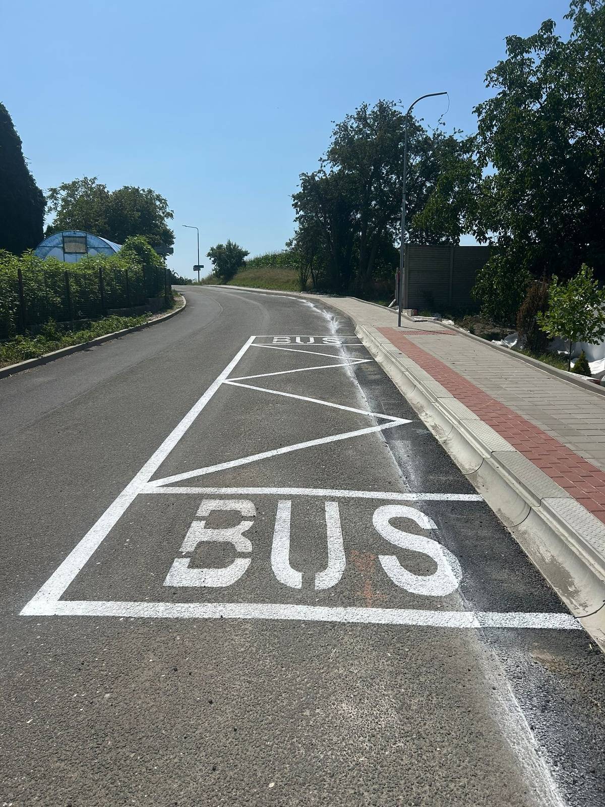 Dobrý den všem, od zítřejšího rána 4.2.2026 bude v obci ve směru na Hradec Králové obsluhována autobusovým dopravcem nová zastávka, která vznikla s výstavbou nového chodníku. Omlouvám se všem, že je informace podávána takto narychlo, ale komunikace mezi Krajským úřadem Khk, který to má ve své gesci a dispečinkem dopravce byla složitá, a to ze strany dopravce. Kdyby  se i tak vyskytly nějaké problémy, prosím ihned mě informujte na mém čísle 724175218, abych sjednal nápravu. Ať nám nová zastávka dobře slouží.                                        Děkuji za pochopení K. Tuček