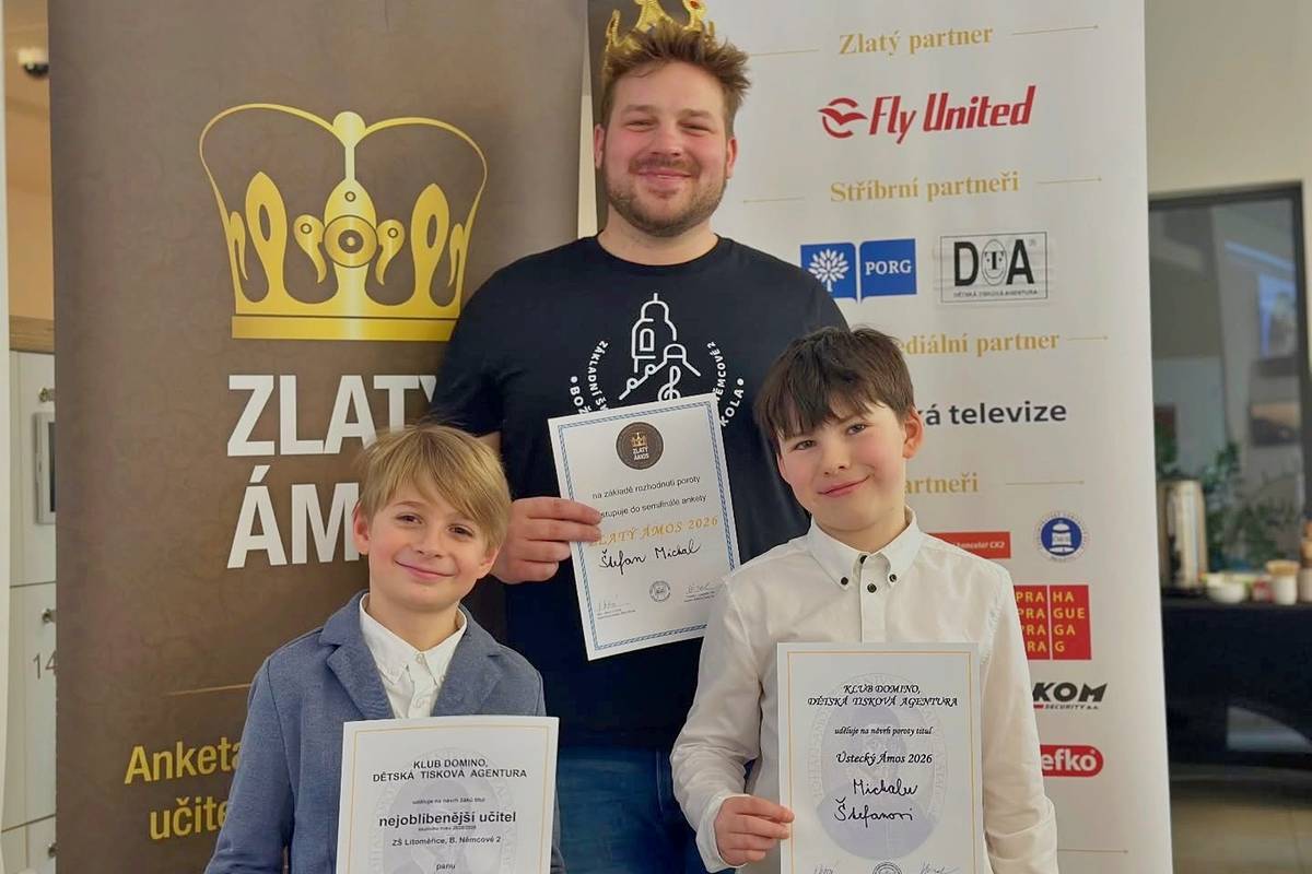 Učitel ze Základní školy Boženy Němcové v Litoměřicích Michal Štefan uspěl v regionálním kole ankety Zlatý Ámos a stal se Ústeckým Ámosem. Zároveň postoupil do celostátního semifinále soutěže. Regionální kolo 33. ročníku prestižní ankety se uskutečnilo v pondělí 2. února. O postupu rozhodovaly obhajoby žáků.    Žáci ze ZŠ Boženy Němcové, kteří Michala Štefana do soutěže nominovali, v charakteristice svého oblíbeného pedagoga ocenili především jeho přístup k výuce. Popsali ho jako laskavého, férového a vtipného průvodce světem učení. „Pan učitel je sám škola hrou,“ zaznělo v jedné z charakteristik. Jiní ocenili, že se v jeho hodinách nesedí jen v lavicích, ale že učení je zábavou. Anketu Zlatý Ámos vyhlašuje a organizuje nevládní a nezávislé občanské sdružení Klub Domino – Dětská tisková agentura, z. s. Jejím cílem je upozorňovat na pedagogy, kteří podle hodnocení dětí a studentů přispívají ke kvalitním vztahům mezi učiteli a žáky. Nominace podávají sami žáci základních, středních nebo uměleckých škol. Celostátní semifinále se uskuteční 11. března, veřejné finále pak 27. března v Praze. Slavnostní korunovace Zlatého Ámose je plánována na veřejné oslavě Dne učitelů v hotelu Ambassador v Praze.  Úvodní foto: Zlatý Ámos Na snímku dole je Michal Štefan při zápisu do prvních tříd na ZŠ Boženy Němcové v roce 2024. Foto: archiv města Litoměřice