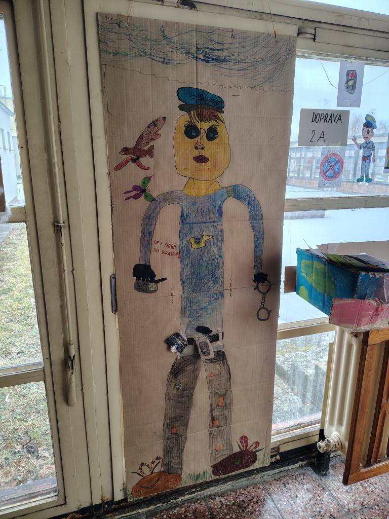 Žáci si shrnuli poznatky, které doposud o daném tématu vědí – dopravní prostředky, dopravní značky, semafor... Zvláště jsme se nyní před jarními prázdninami zaměřili na dítě jako chodce, zdůraznili jsme si bezpečné chování na chodníku i silnici.