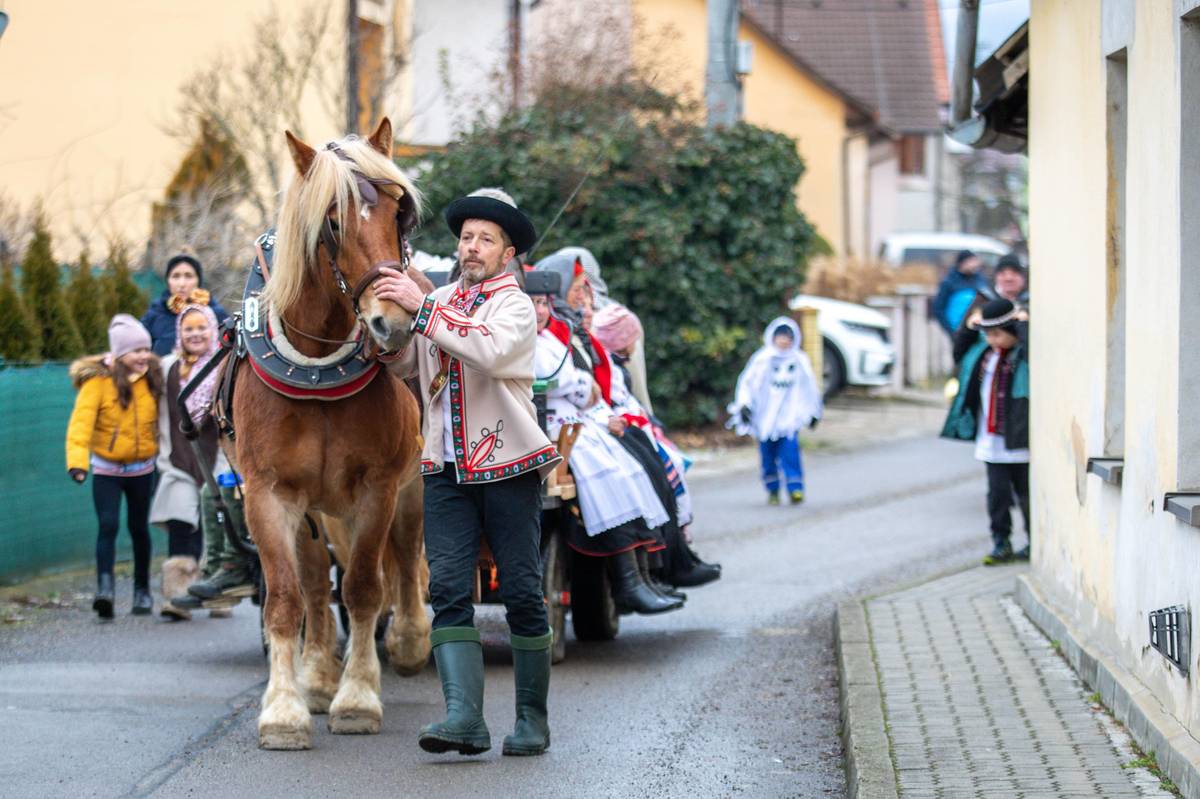 🎼Spríjemnime si vstup do nového týždňa spomienkou na deň, ktorý sa niesol v znamení spevu, tanca, výdatného jedla a dobrej nálady...   🎭Ak ste fašiangy a s nimi spojené tradície nestihli v sobotu v Ľuborči, môžete ich prísť okúsiť aj do ostatných mestských častí... 👉7.2.2026 - Trenčianska Závada 👉14.2.2026 - Kľúčové