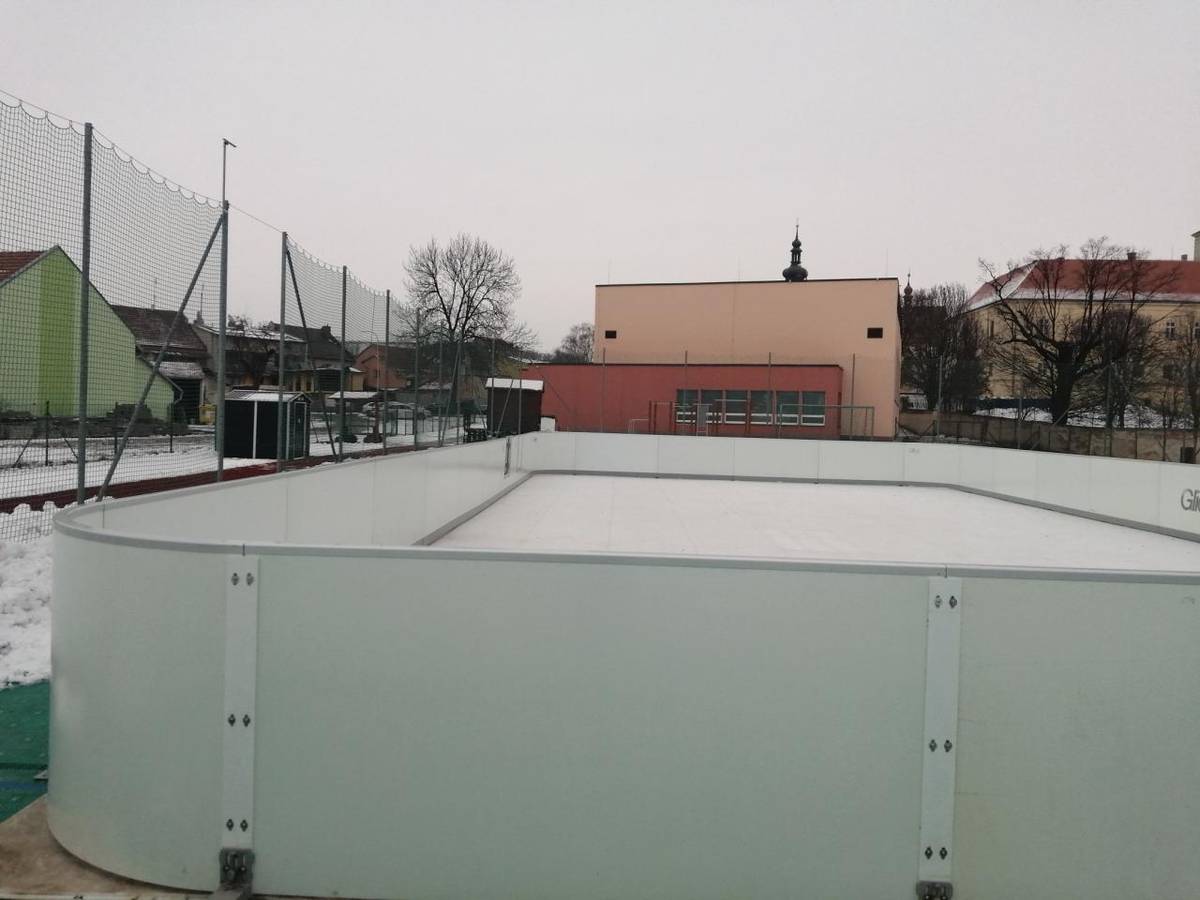 Město v Ivanovicích na Hané připravilo pro děti i dospělé kluziště u sportovního oválu vedle sportovní haly na ulici Wiedermannova. Vstup zdarma. Bruslí se od 2.2. do 28.2.2026. Provozní doba PO-PÁ od 14 do 17 hod., SO-NE a jarní prázdniny od 10 do 17.30 hod. Občerstvení a broušení bruslí zajištěno.