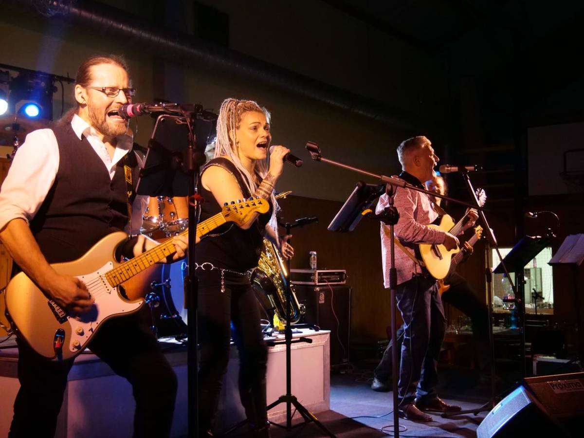 Sportovní ples opět potvrdil, že patří mezi oblíbené společenské akce ve městě. Tělocvična ZŠ se v pátek 30. ledna zaplnila tancem, hudbou a dobrou náladou.