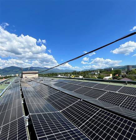 Mesto Martin myslí dopredu – a zároveň šetrí. Mestský úrad potvrdzuje, že investícia do fotovoltickej energie bola správnym krokom, ktorý prináša konkrétne finančné úspory aj ekologické benefity. V čase rastúcich cien energií je vlastná výroba elektriny dôkazom zodpovedného a hospodárneho prístupu k verejným financiám.